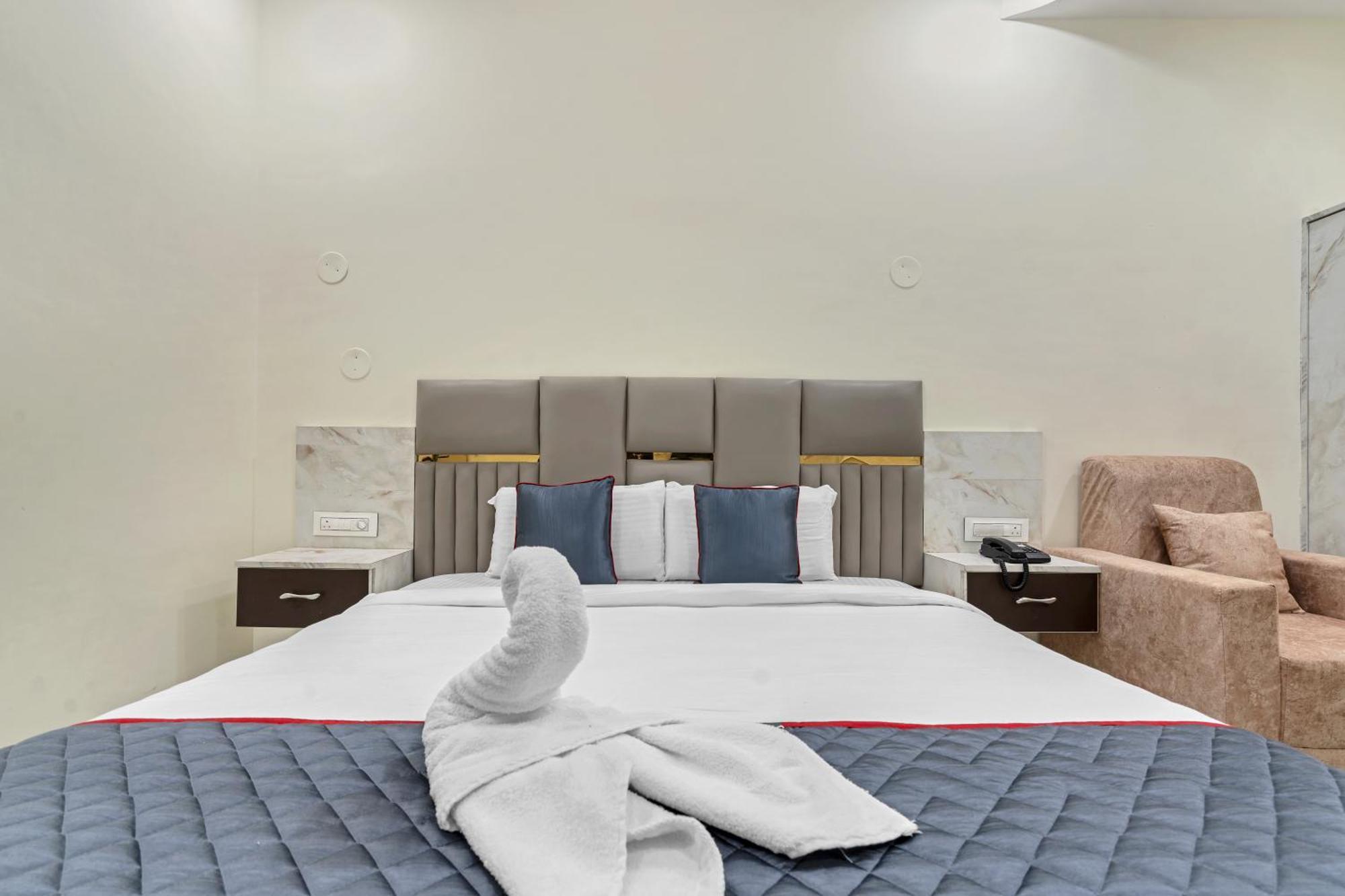 Hotel Sky Land Khammam Esterno foto