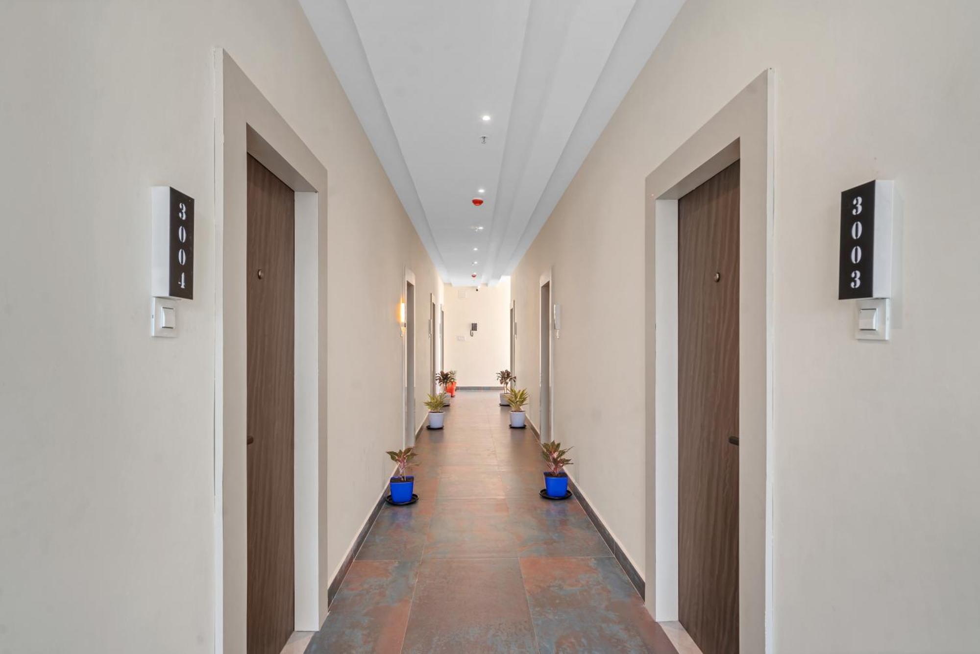 Hotel Sky Land Khammam Esterno foto