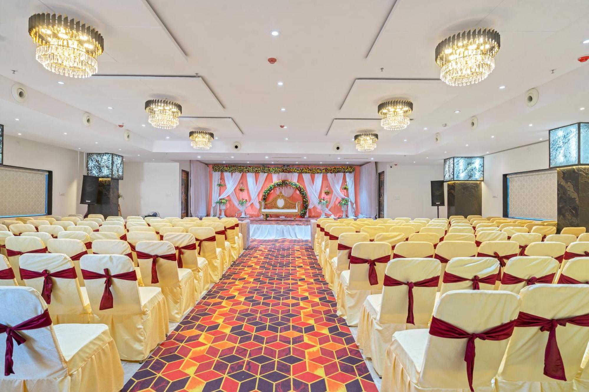 Hotel Sky Land Khammam Esterno foto