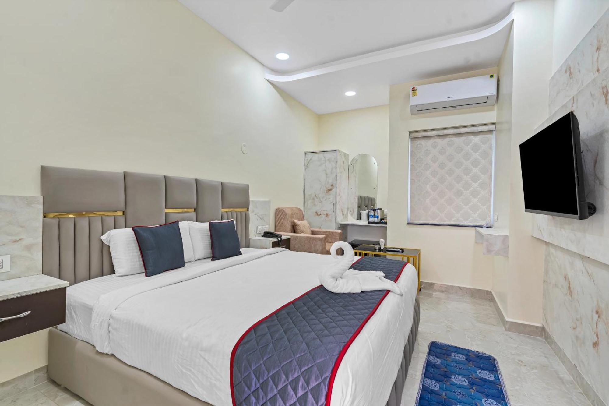 Hotel Sky Land Khammam Esterno foto