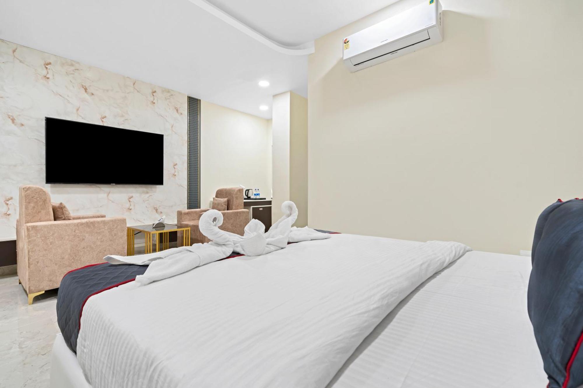 Hotel Sky Land Khammam Esterno foto